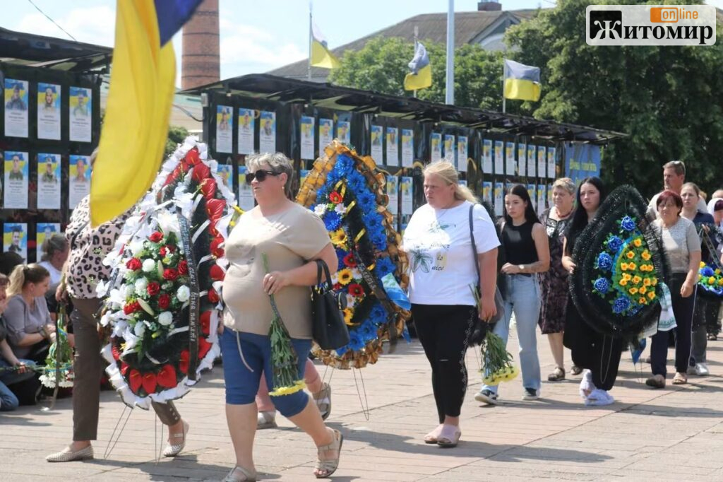 На щиті повернувся додому: Радомишль провів в останню путь Олександра Миронюка