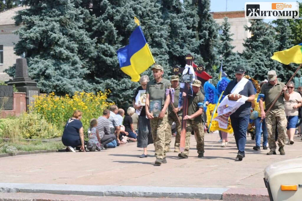 На щиті повернувся додому: Радомишль провів в останню путь Олександра Миронюка  - фото №1