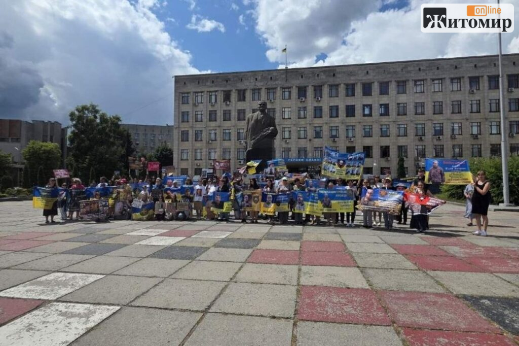 «Час забирає життя»: у Житомирі 250 людей нагадали про полонених - Події. Джерело: Zhitomir-OnLine «Час забирає життя»: у Житомирі 250 людей нагадали про полонених - фото №1