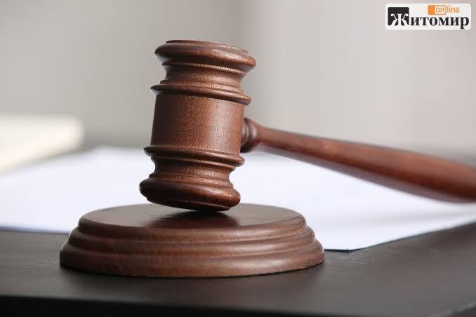 У Житомирській області судили чоловіка: побив знайомого та жінку на зупинці