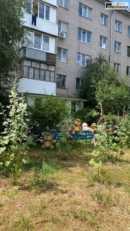 Іграшки під вікнами: житомиряни сперечаються через незвичну клумбу - Думка, Інформація, Фоторепортаж. Джерело: Zhitomir-OnLine Іграшки під вікнами: житомиряни сперечаються через незвичну клумбу - фото №