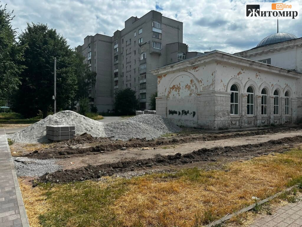 На Мистецьких воротах у Житомирі ремонтують павільйон, де розмістять «Центурію» - Події. Джерело: Zhitomir-OnLine На Мистецьких воротах у Житомирі ремонтують павільйон, де розмістять «Центурію» - фото №1