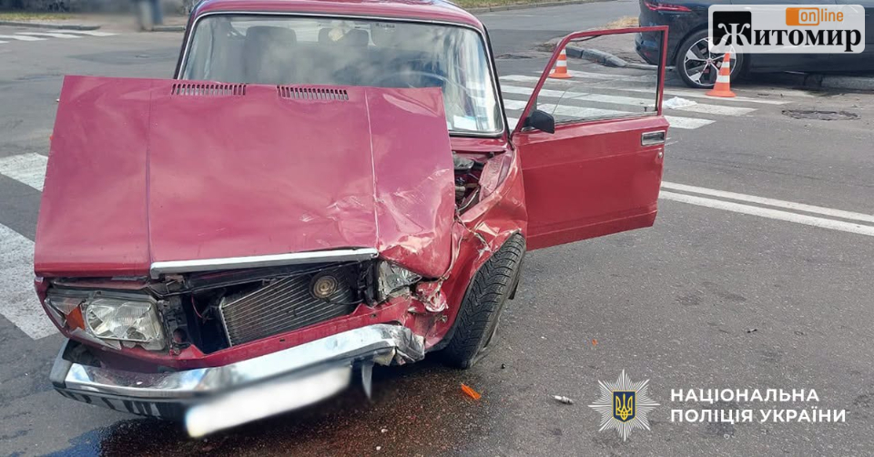 У Житомирі зіткнулися ВАЗ і Jaguar: травмовано 68-річного водія - Події. Джерело: Zhitomir-OnLine У Житомирі зіткнулися ВАЗ і Jaguar: травмовано 68-річного водія - фото №1