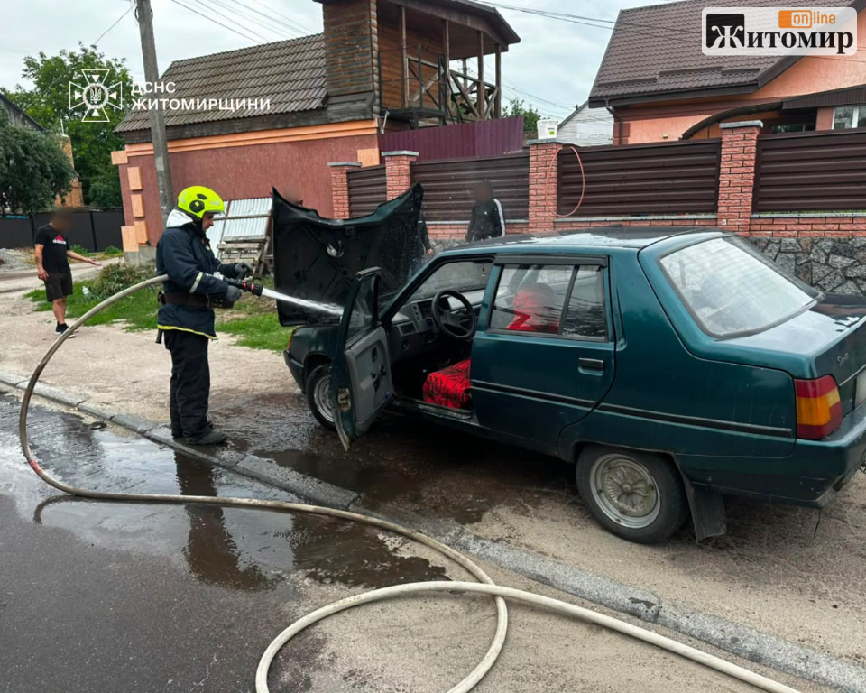 У Бердичеві під час руху загорівся легковий автомобіль, пожежу ліквідували - Події. Джерело: Zhitomir-OnLine У Бердичеві під час руху загорівся легковий автомобіль, пожежу ліквідували - фото №