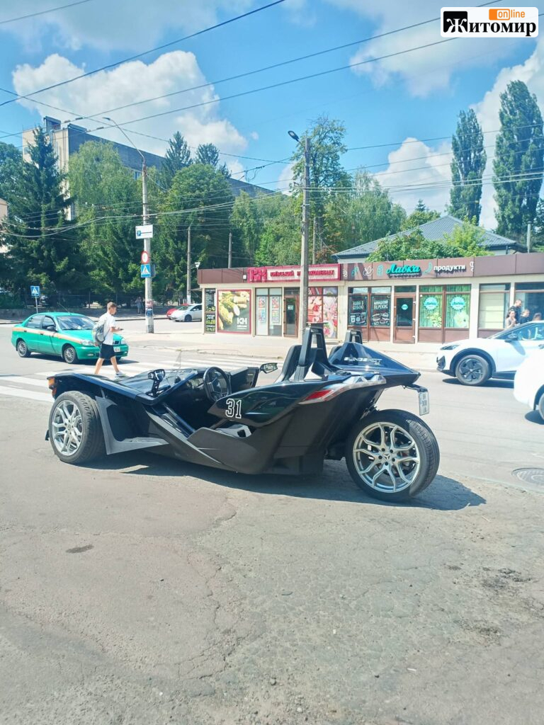 У Житомирі помітили триколісний Slingshot - Інформація, Технодрайв. Джерело: Zhitomir-OnLine У Житомирі помітили триколісний Slingshot - фото №