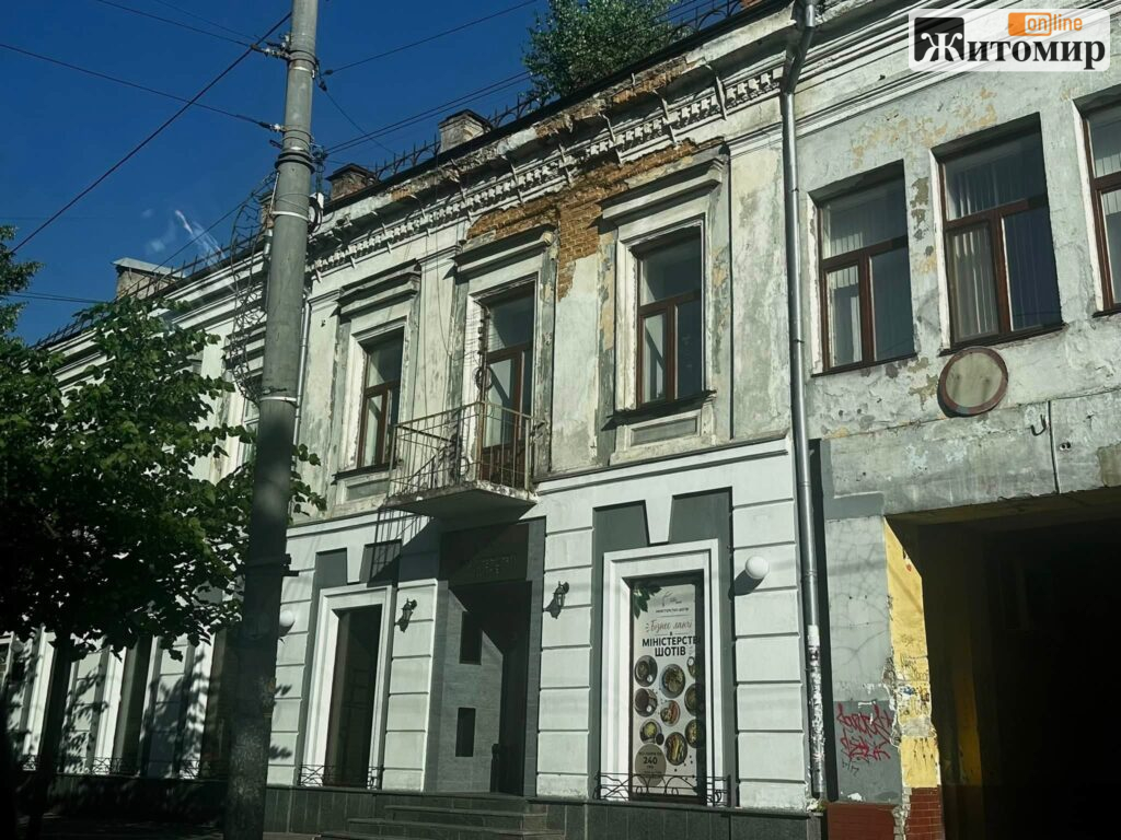 Біля Михайлівського собору в Житомирі осипаються пілястра й карниз - фото №1
