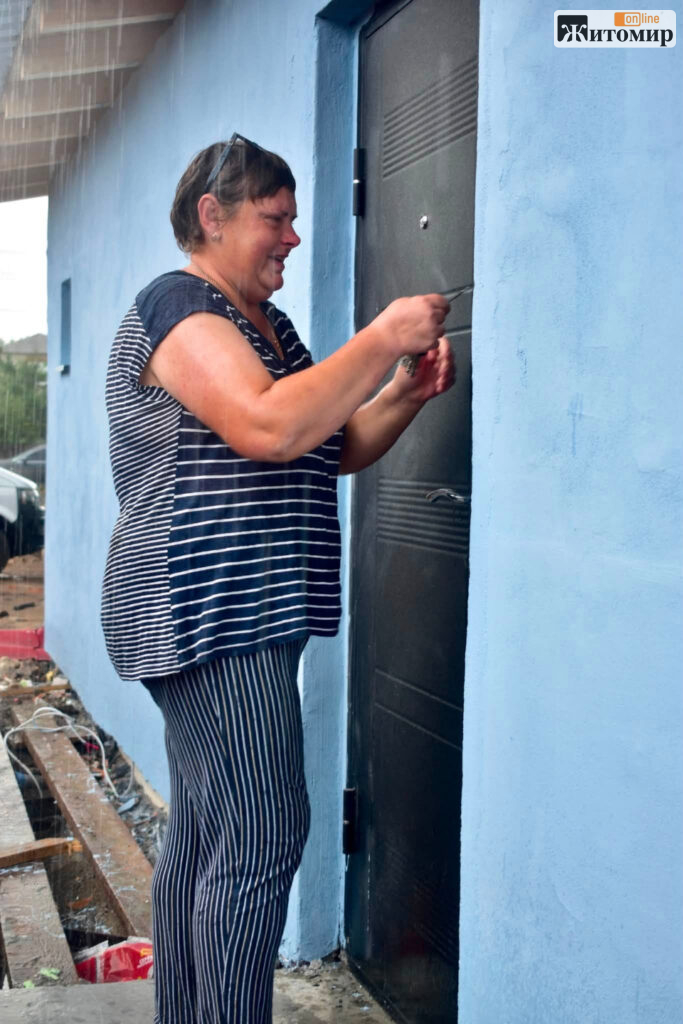 Родині з Коростеня, чиє житло зруйнувала ракета рф, передали ключі від модульного будиночка