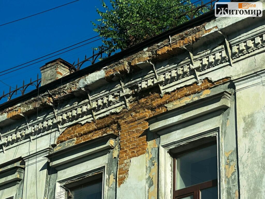 Біля Михайлівського собору в Житомирі осипаються пілястра й карниз - фото №