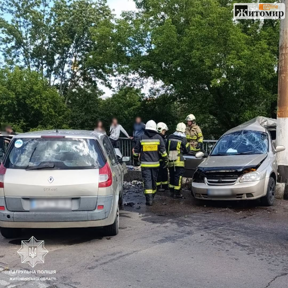 На Мальованському мосту в Житомирі через ДТП ускладнений рух транспорту: є потерпілі