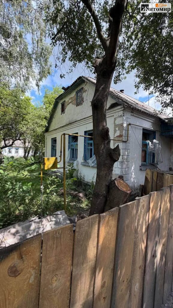 На Коростенщині після ракетного удару обстежили понад 100 домоволодінь: громада отримує гуманітарну допомогу - фото №3