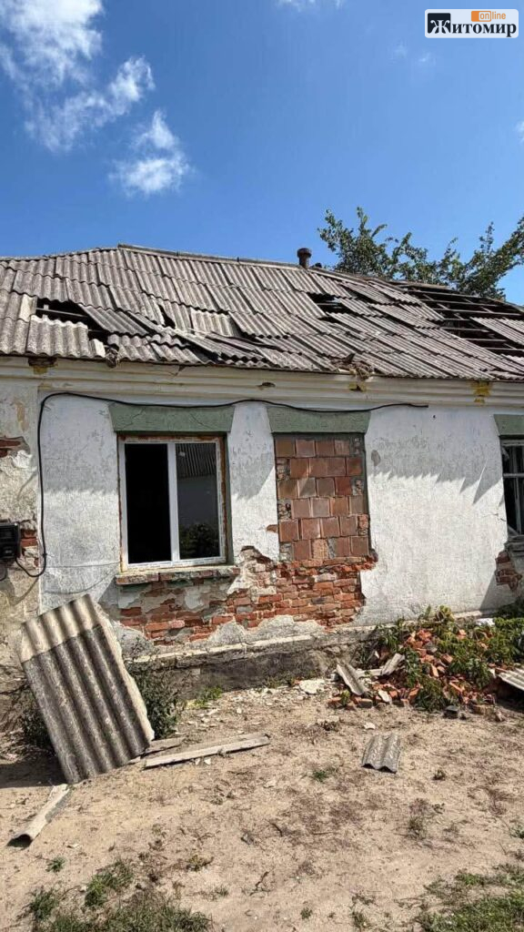 На Коростенщині після ракетного удару обстежили понад 100 домоволодінь: громада отримує гуманітарну допомогу - фото №6