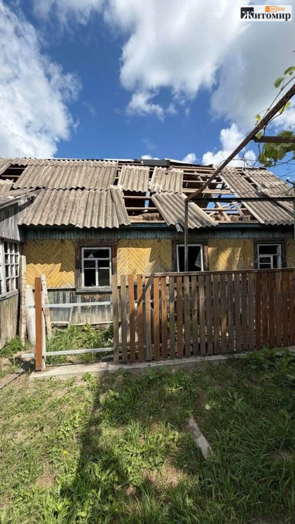 На Коростенщині після ракетного удару обстежили понад 100 домоволодінь: громада отримує гуманітарну допомогу - фото №1