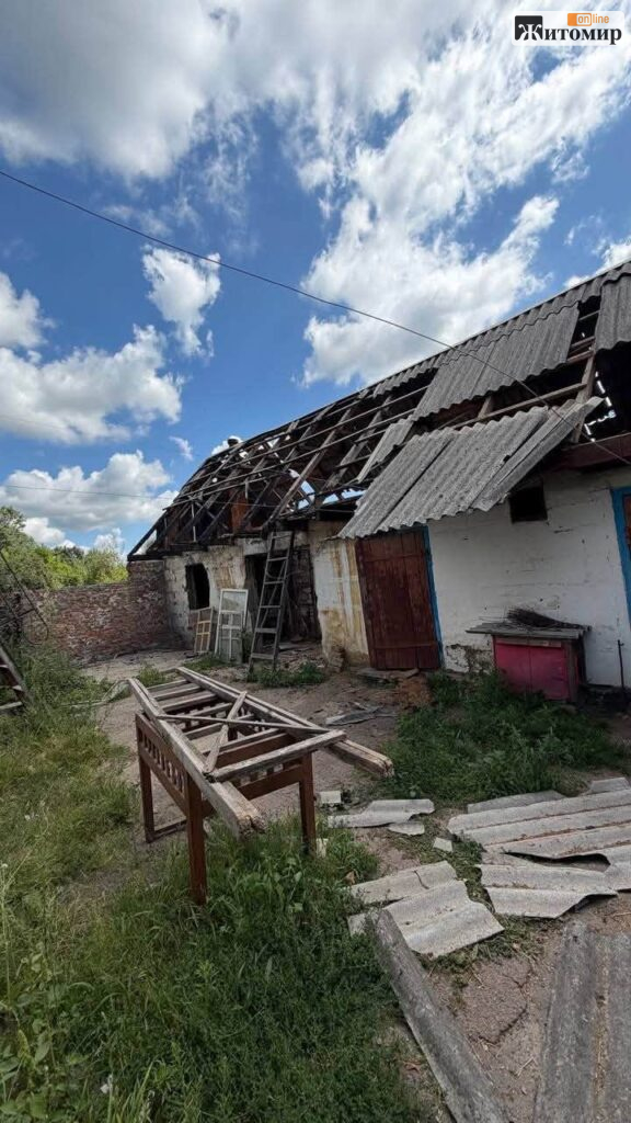 На Коростенщині після ракетного удару обстежили понад 100 домоволодінь: громада отримує гуманітарну допомогу - фото №5