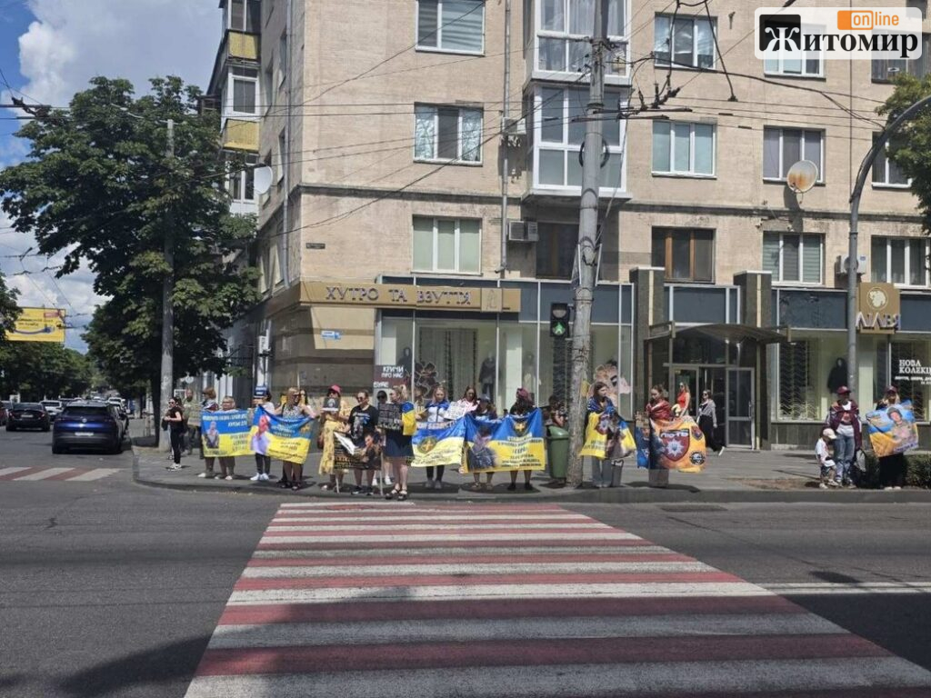 «Час забирає життя»: у Житомирі 250 людей нагадали про полонених - Події. Джерело: Zhitomir-OnLine «Час забирає життя»: у Житомирі 250 людей нагадали про полонених - фото №2
