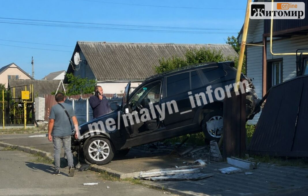 У Малині п’яний водій BMW двічі за ранок влетів у паркани