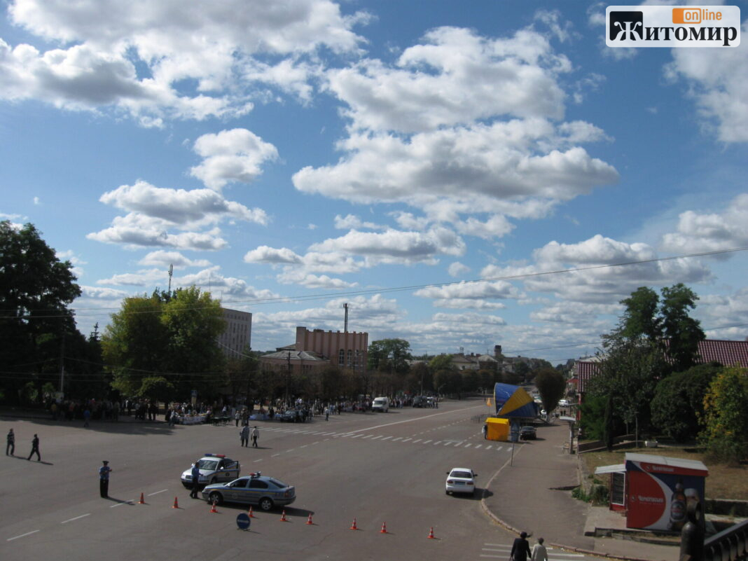 На_центральній_вулиці_Коростеня_(1)