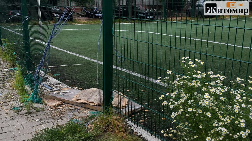 У Житомирі мешканці незадоволені зламаним та засміченим спортмайданчиком