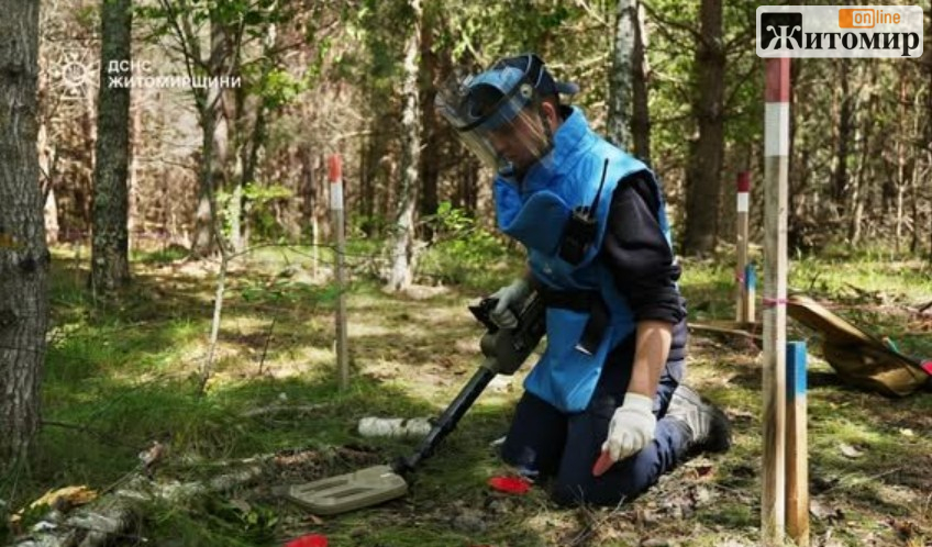 Сапери ДСНС перевіряють Малинську громаду після обстрілів. ФОТО - Події. Джерело: Zhitomir-OnLine Сапери ДСНС перевіряють Малинську громаду після обстрілів. ФОТО - фото №