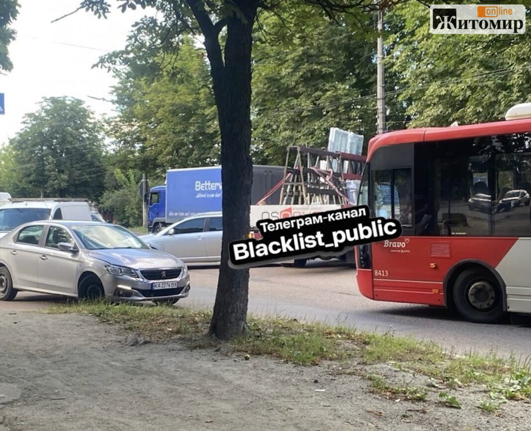 На Крошні у Житомирі ДТП спричинила затори. ДТП на вулиці Покровській у Житомирі, рух транспорту ускладнений на Крошні.