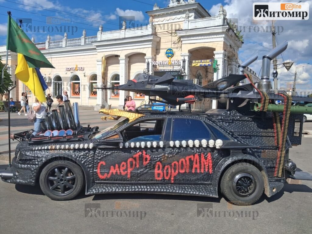 У Житомир привезли «Путіна у клітці» - фото №5