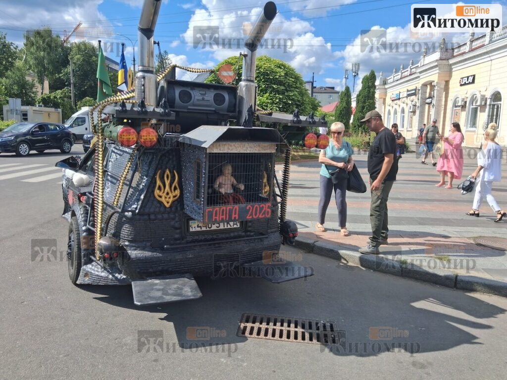 У Житомир привезли «Путіна у клітці» - фото №3
