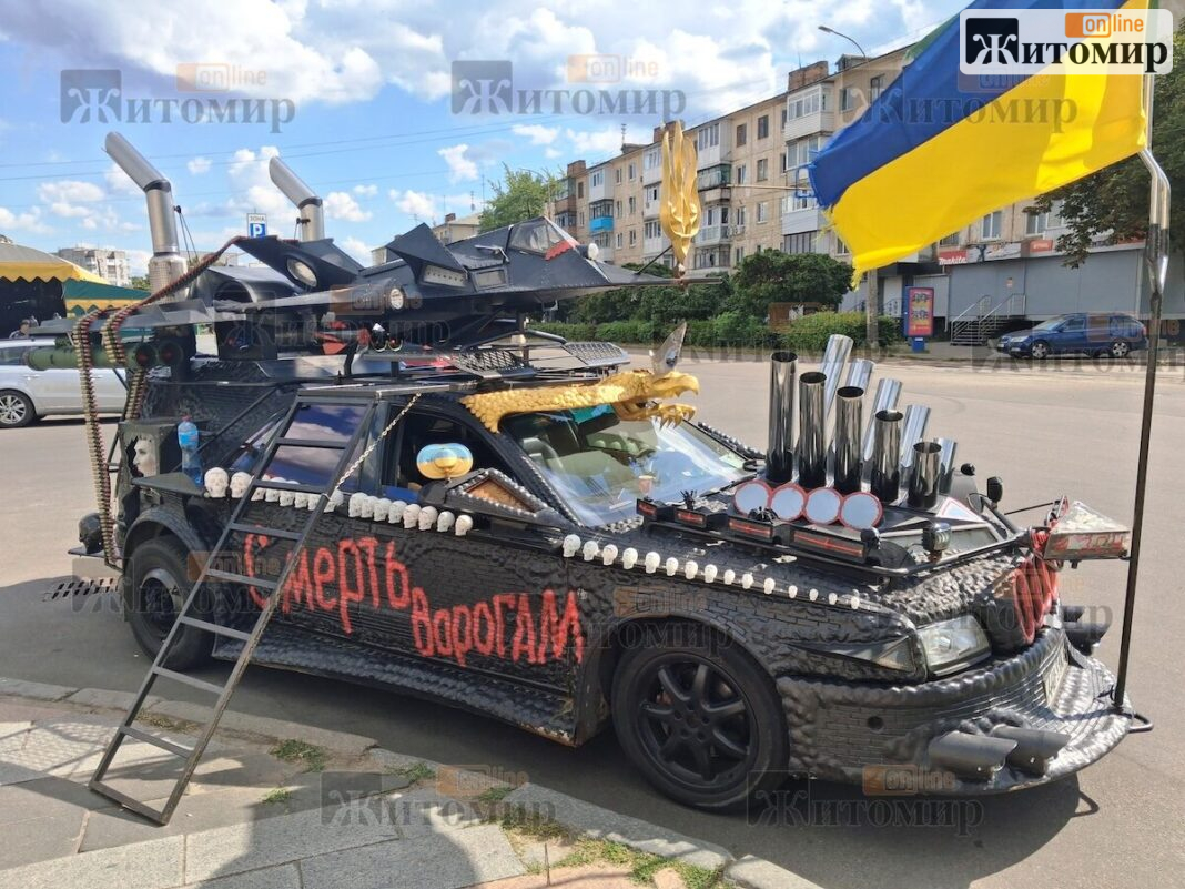 avto_z_ukrainskym_praporom_vodianyi_znak