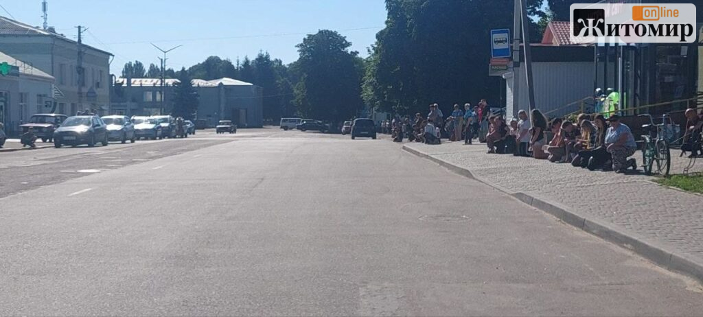 Хорошівська громада попрощалася з воїном Василем Бахуром - Події. Джерело: Zhitomir-OnLine Хорошівська громада попрощалася з воїном Василем Бахуром - фото №2