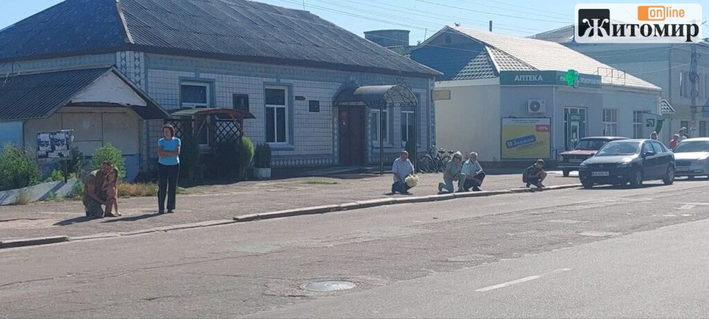 Хорошівська громада попрощалася з воїном Василем Бахуром - Події. Джерело: Zhitomir-OnLine Хорошівська громада попрощалася з воїном Василем Бахуром - фото №3