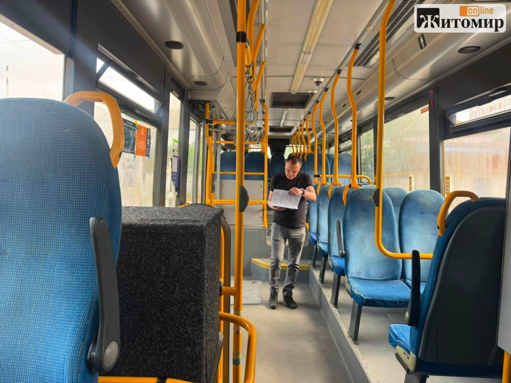 У Житомирі перевіряють перевізників міських автобусних маршрутів: вже виявили порушення - Інформація. Джерело: Zhitomir-OnLine У Житомирі перевіряють перевізників міських автобусних маршрутів: вже виявили порушення - фото №1