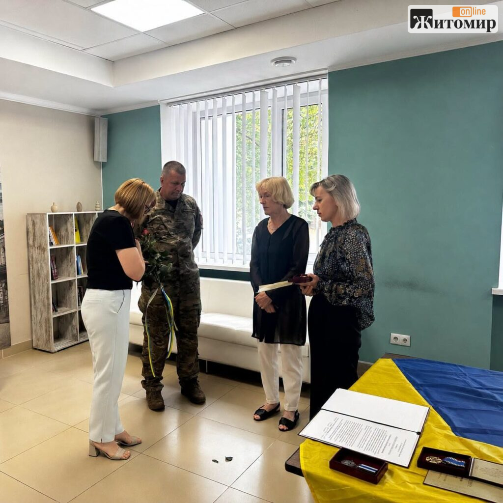 Полеглих житомирських Героїв відзначили відомчими нагородами: їх передали родинам - фото №1