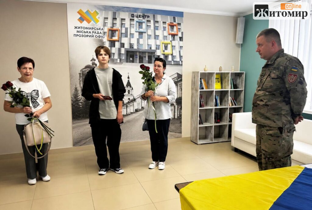Полеглих житомирських Героїв відзначили відомчими нагородами: їх передали родинам - фото №2