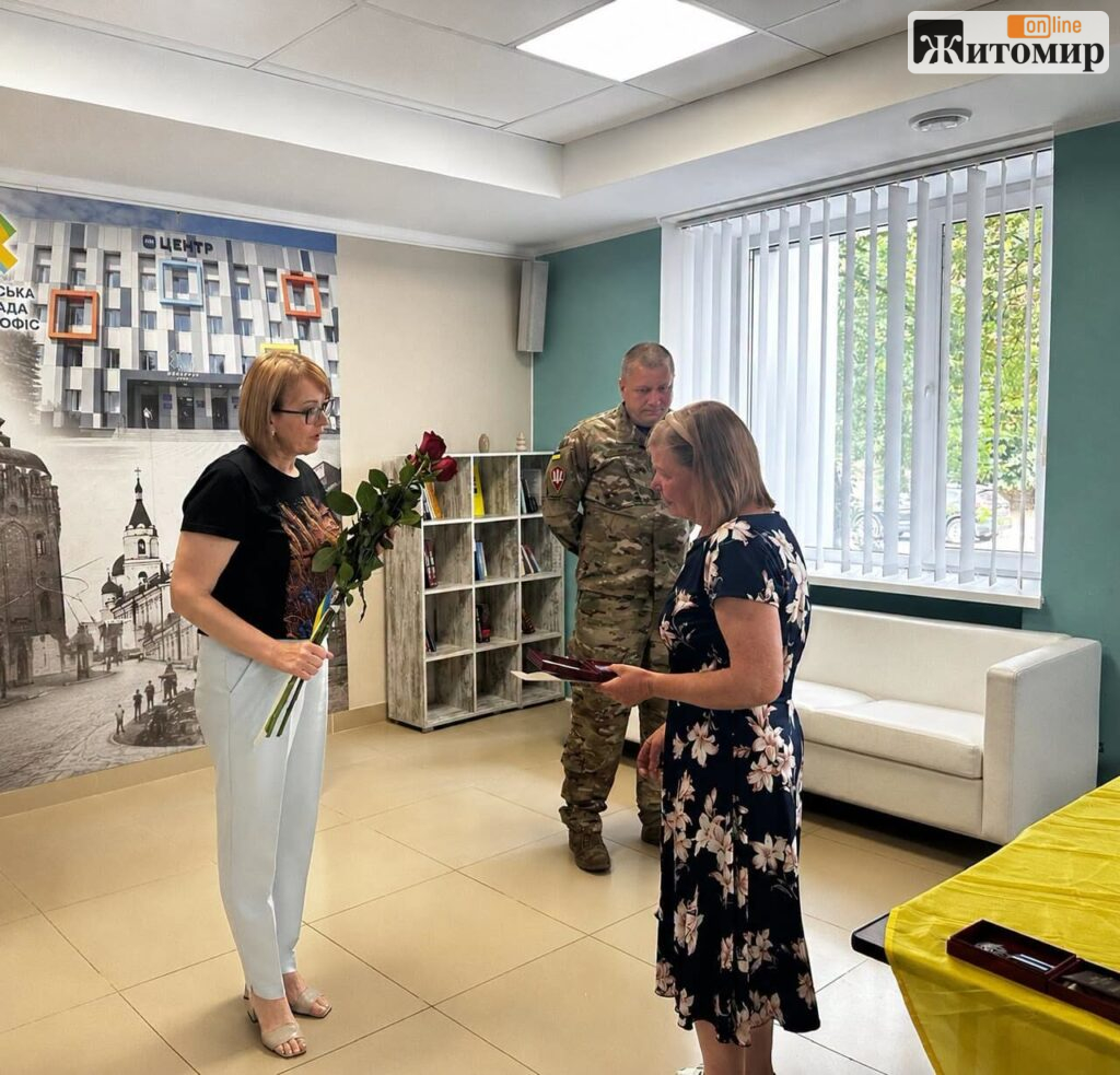 Полеглих житомирських Героїв відзначили відомчими нагородами: їх передали родинам - фото №3