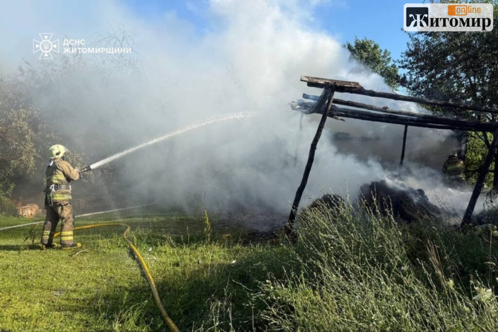 На Житомирщині рятувальники врятували будинок від пожежі. ФОТО - Події. Джерело: Zhitomir-OnLine На Житомирщині рятувальники врятували будинок від пожежі. ФОТО - фото №1