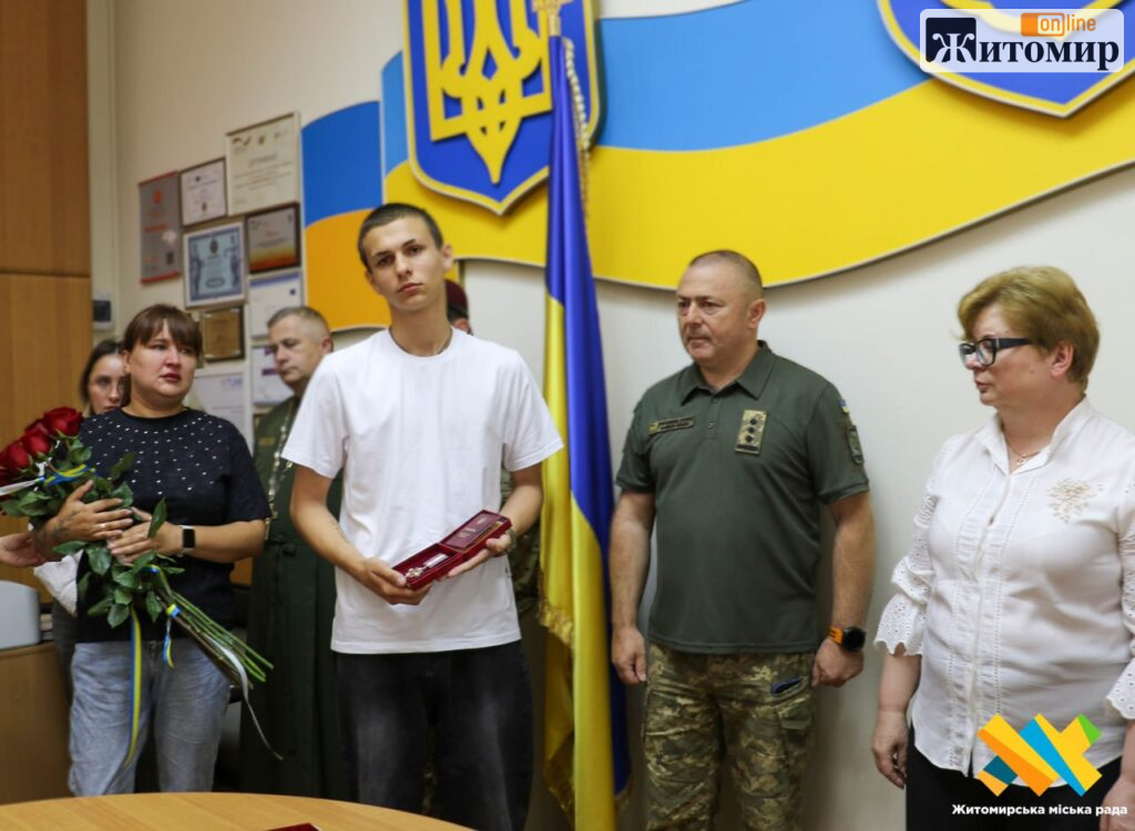 У Житомирі рідним п’ятьох загиблих Захисників передали державні нагороди - Події. Джерело: Zhitomir-OnLine У Житомирі рідним п’ятьох загиблих Захисників передали державні нагороди - фото №3
