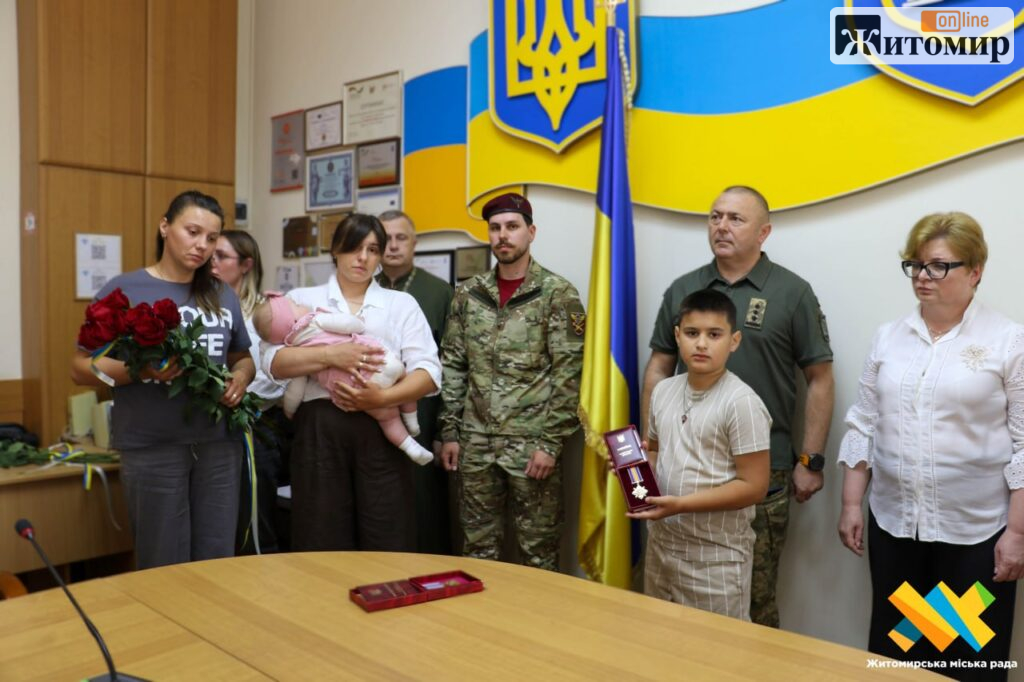 У Житомирі рідним п’ятьох загиблих Захисників передали державні нагороди - Події. Джерело: Zhitomir-OnLine У Житомирі рідним п’ятьох загиблих Захисників передали державні нагороди - фото №1