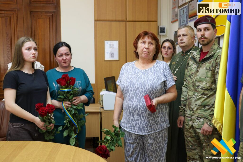 У Житомирі рідним п’ятьох загиблих Захисників передали державні нагороди - Події. Джерело: Zhitomir-OnLine У Житомирі рідним п’ятьох загиблих Захисників передали державні нагороди - фото №2