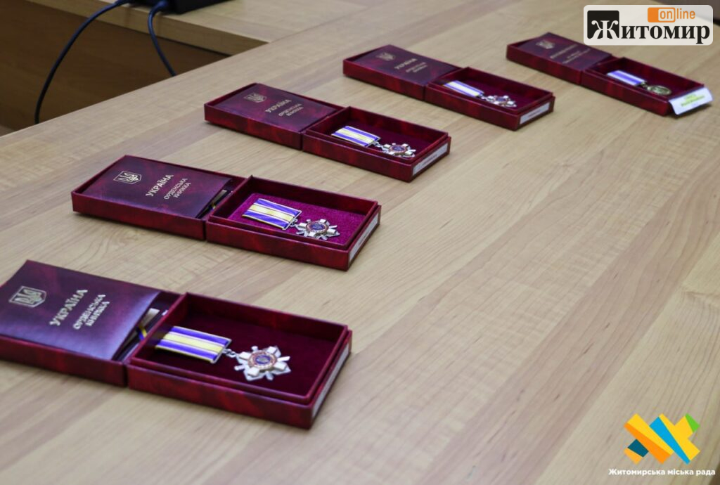 У Житомирі рідним п’ятьох загиблих Захисників передали державні нагороди - Події. Джерело: Zhitomir-OnLine У Житомирі рідним п’ятьох загиблих Захисників передали державні нагороди - фото №4