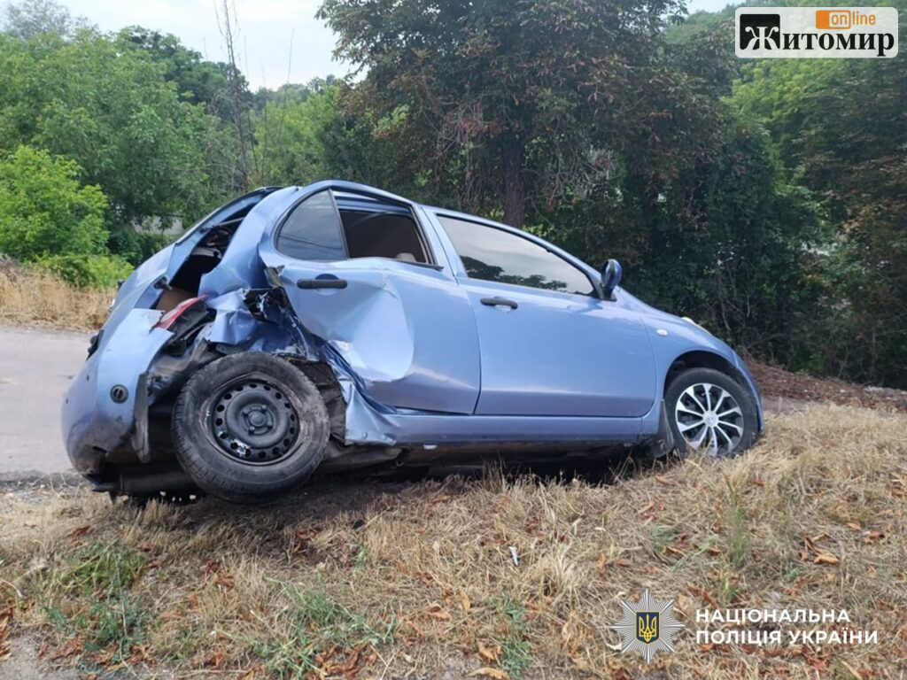 На Чуднівській в Житомирі Nissan врізався у відбійник — травмована пасажирка - Інформація. Джерело: Zhitomir-OnLine На Чуднівській в Житомирі Nissan врізався у відбійник — травмована пасажирка - фото №1