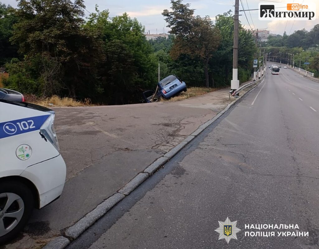 На Чуднівській в Житомирі Nissan врізався у відбійник — травмована пасажирка - Інформація. Джерело: Zhitomir-OnLine На Чуднівській в Житомирі Nissan врізався у відбійник — травмована пасажирка - фото №