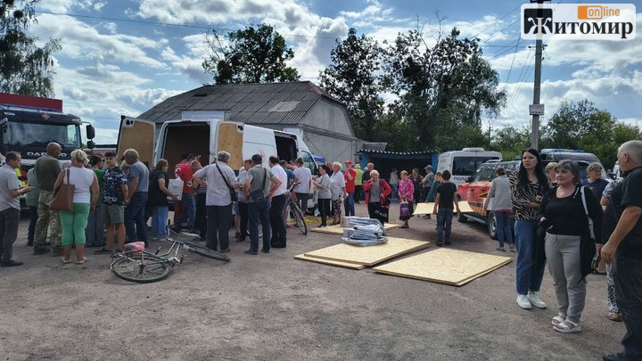 У Хотинівці на Житомирщині наслідки атаки ліквідовували 357 людей і 68 одиниць техніки - Події. Джерело: Zhitomir-OnLine У Хотинівці на Житомирщині наслідки атаки ліквідовували 357 людей і 68 одиниць техніки - фото №