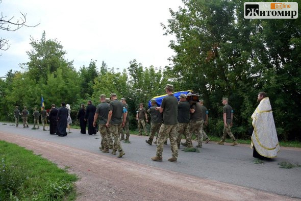 Оліївська громада попрощалася з Павлом Коломійцем, який загинув на Донеччині - Події. Джерело: Zhitomir-OnLine Оліївська громада попрощалася з Павлом Коломійцем, який загинув на Донеччині - фото №1