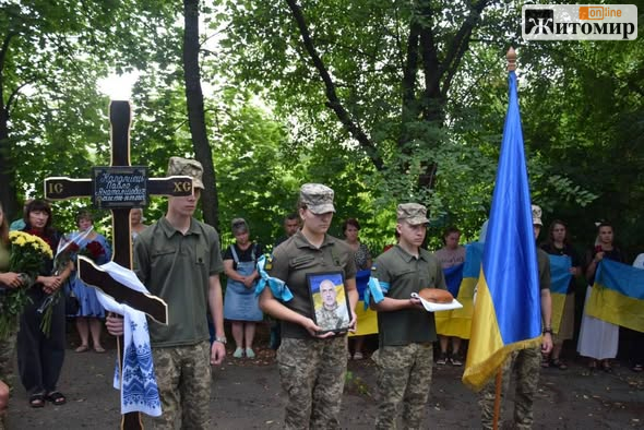 Оліївська громада попрощалася з Павлом Коломійцем, який загинув на Донеччині - Події. Джерело: Zhitomir-OnLine Оліївська громада попрощалася з Павлом Коломійцем, який загинув на Донеччині - фото №