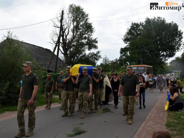 Оліївська громада попрощалася з Павлом Коломійцем, який загинув на Донеччині - Події. Джерело: Zhitomir-OnLine Оліївська громада попрощалася з Павлом Коломійцем, який загинув на Донеччині - фото №2