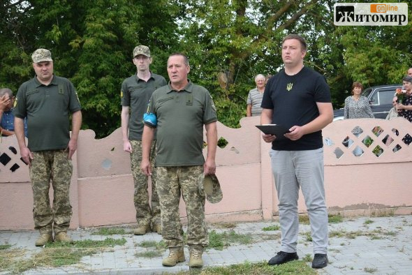 Оліївська громада попрощалася з Павлом Коломійцем, який загинув на Донеччині - Події. Джерело: Zhitomir-OnLine Оліївська громада попрощалася з Павлом Коломійцем, який загинув на Донеччині - фото №3