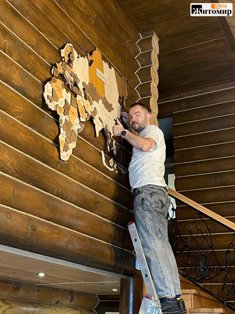 Помер житомирянин Артем Стародуб – робив із дерева карти світу й незвичайні речі
