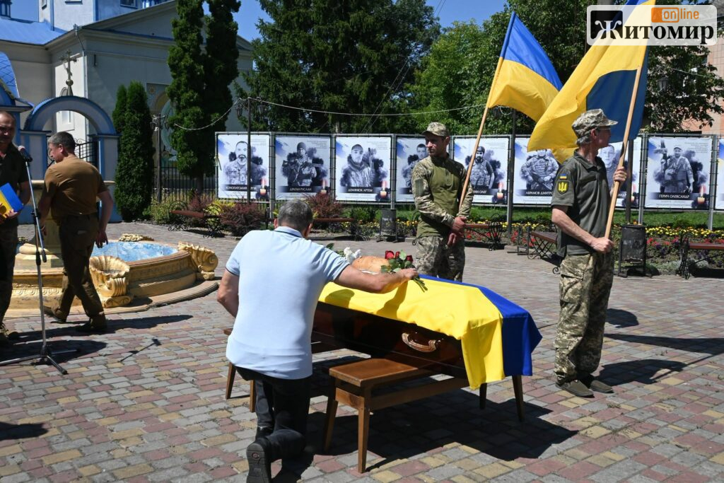 Баранівська громада провела в останню путь 31-річного воїна - фото №3