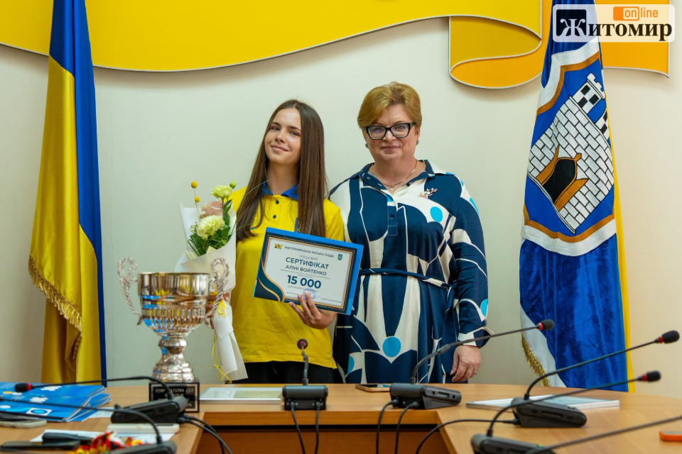 Житомирських спортсменів, які вибороли Кубок Європи з драгонботу, відзначили грошовими сертифікатами - фото №1