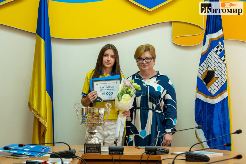 Житомирських спортсменів, які вибороли Кубок Європи з драгонботу, відзначили грошовими сертифікатами - фото №3
