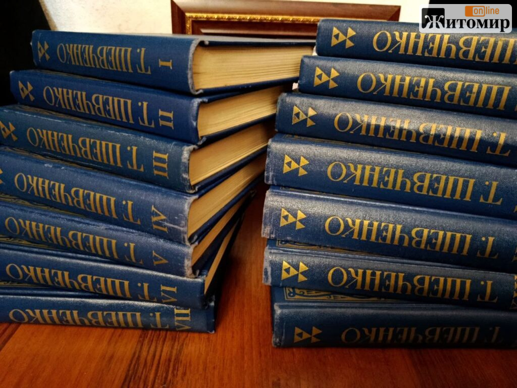 У Житомирі музею передали книжки Шевчука й рушник із 495 автографами - фото №3