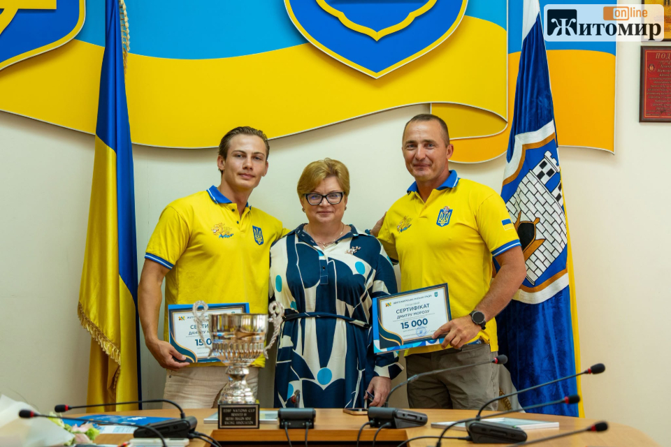 Житомирських спортсменів, які вибороли Кубок Європи з драгонботу, відзначили грошовими сертифікатами - фото №2
